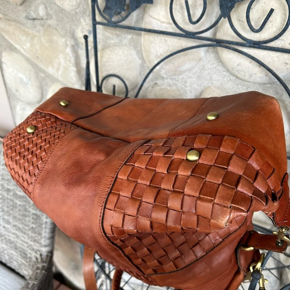 Patricia Nash Crossbody purse. - Picture 4 of 10